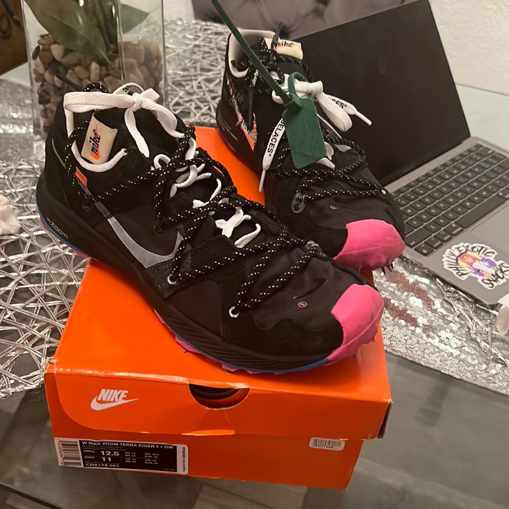 Sneakers, size 11 men’s